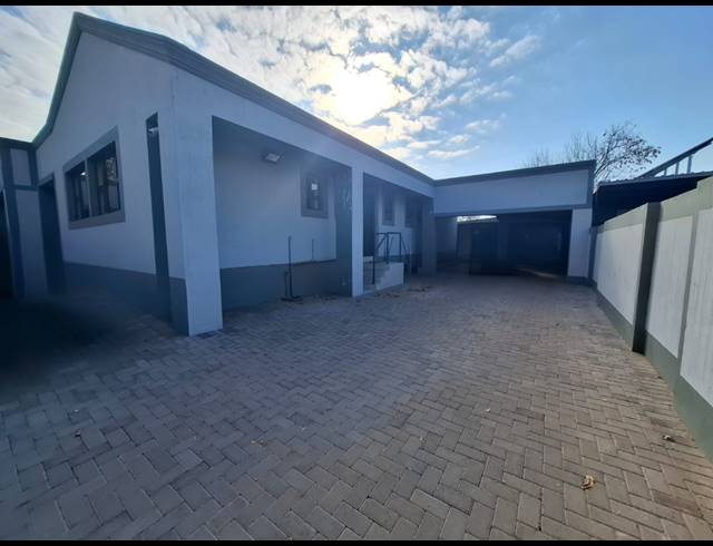 1,040M² OFFICE FOR SALE IN VANDERBIJLPARK SW 5